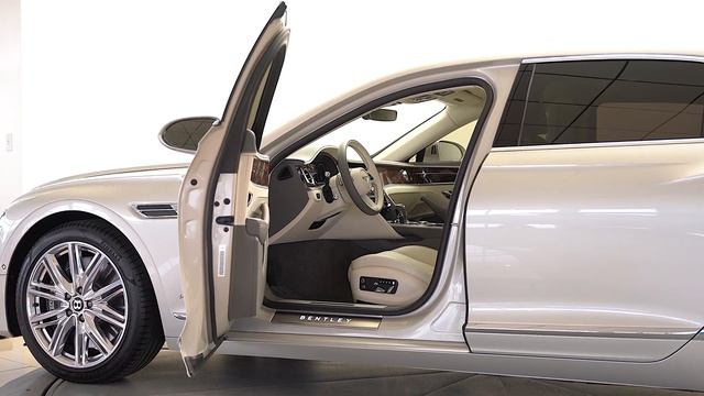 2021 Bentley Flying Spur W12 смотреть онлайн