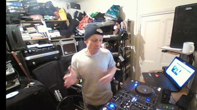 LIVE Q AND A ON USING BASIC MP3 FILES WITH THE PIONEER XDJ-RX2 смотреть онлайн