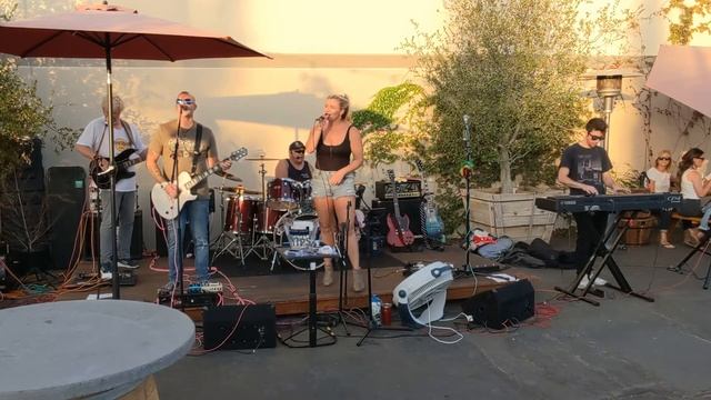 Sonic Tonic - Rhiannon - Fleetwood Mac Cover смотреть онлайн