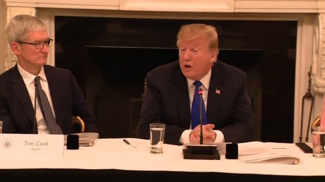 Raw Video: Trump Calls Apple CEO Tim Cook 'Tim Apple' In White House смотреть онлайн