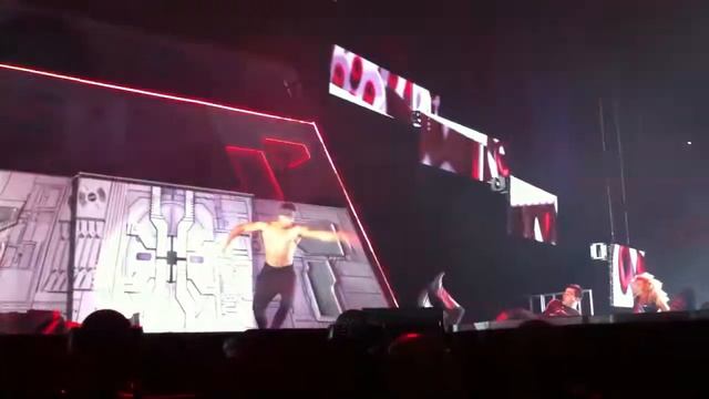 CHRIS BROWN - CARPE DIEM - PARIS 7-12-12 LOOK AT ME NOW смотреть онлайн