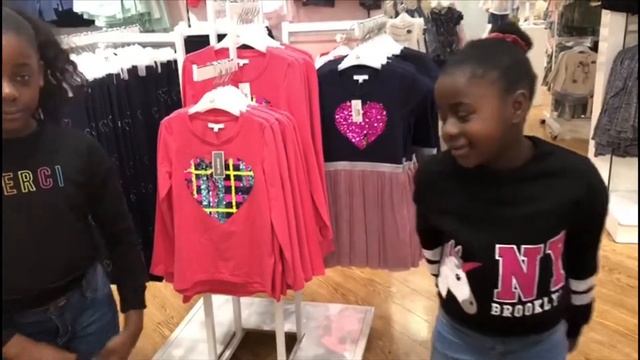Window Shopping with Dad! OMG 😆, did he get it right? смотреть онлайн