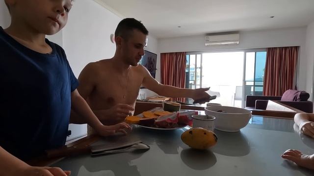 ЧТО ЕДЯТ В Таиланде. Местные НОЧНЫЕ РЫНКИ. Пратамнак VS Джомтьен - Перепробовали ночные рынки Паттаи смотреть онлайн