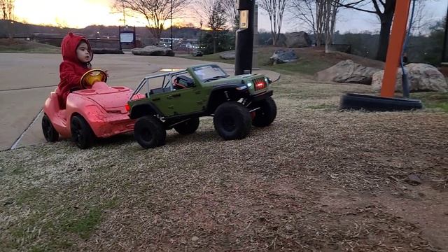 axial scx6 jeep wrangler 4s pulling my 3 years old little girl 👧 ❤️ смотреть онлайн