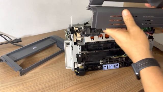 Desmontando Impressora HP 1010 para fazer limpeza смотреть онлайн