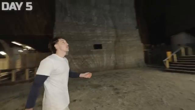 7 Days Exploring An Underground City (360p) смотреть онлайн