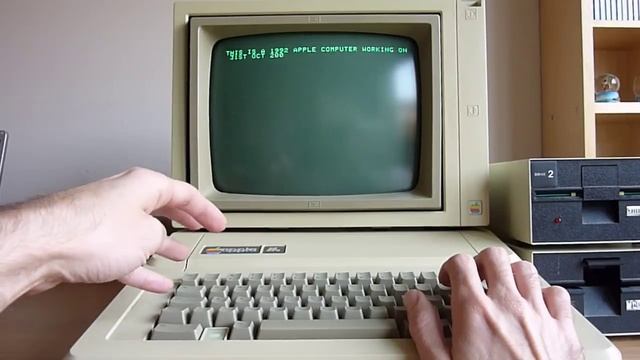 Apple IIe - programming Apple Basic on a 1984 computer! смотреть онлайн