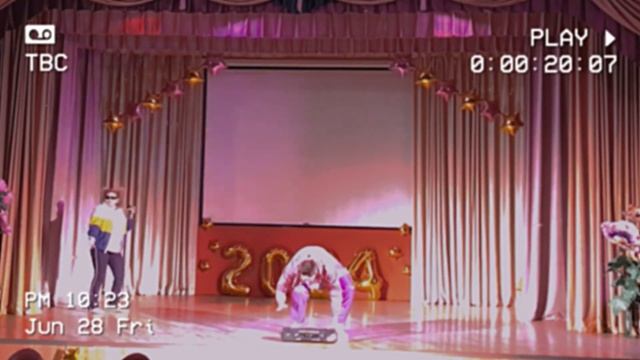 Самое забойное поздравление на выпускной от учителей 2024 смотреть онлайн