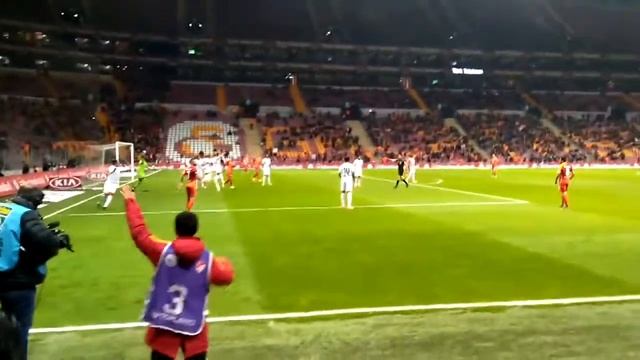 Selçuk İnan Maç Esnasında Taraftarlarla Komik Diyologu смотреть онлайн