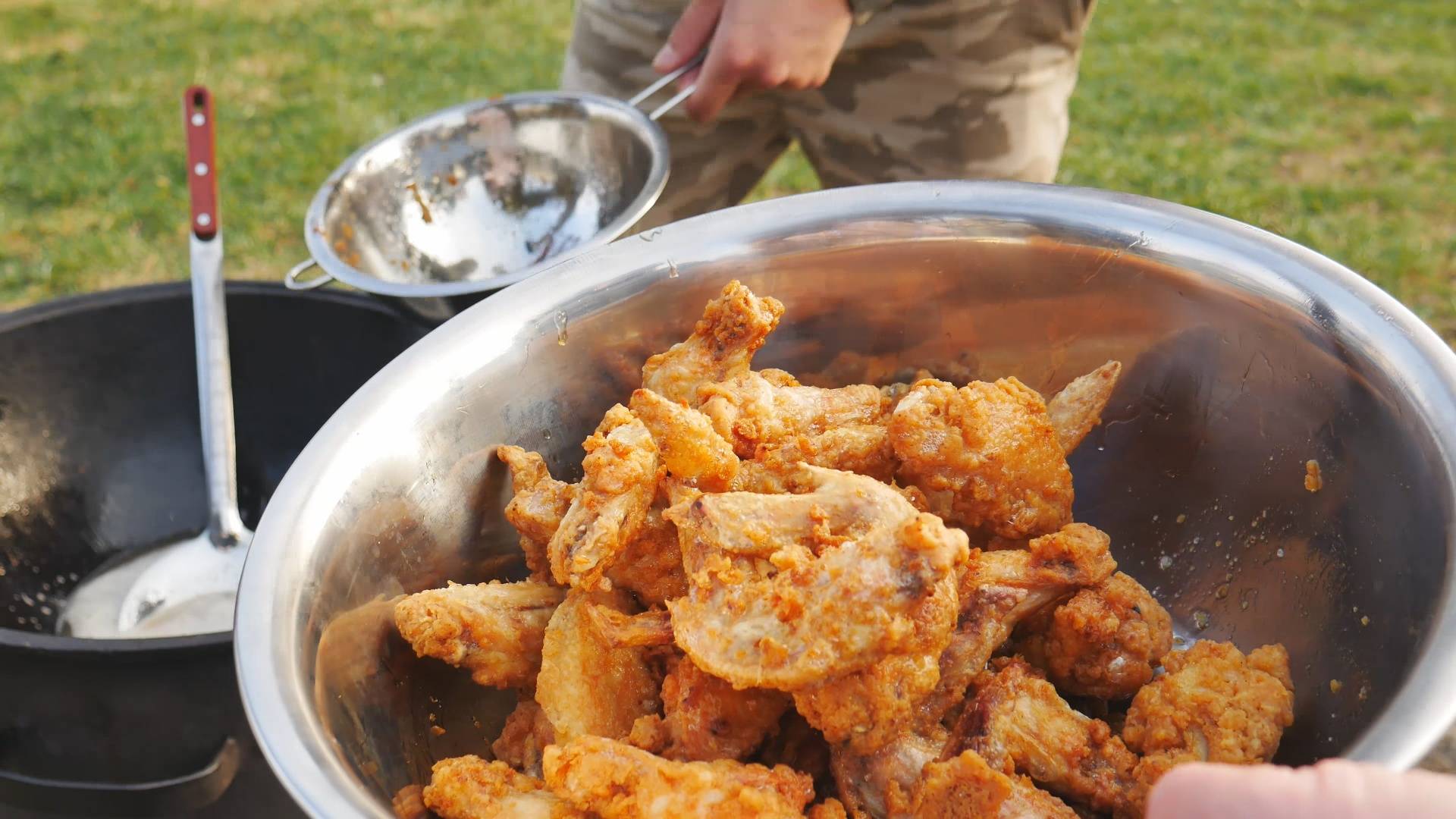 Куриные крылья по-корейски в казане на костре смотреть онлайн