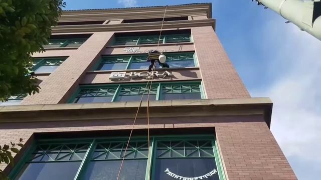 Industrial rope access, window cleaning @ one of many Amazon.com properties in Seattle смотреть онлайн