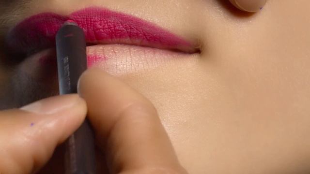 MAC SS16 ファッション ウィーク アイ ルック: ヤズブキー with ロメロ / ブライトブルー アイラインとマットレッド リップ смотреть онлайн