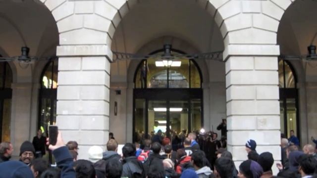 IPhone 5s London Launch at Apple store Queue Covent Garden Live смотреть онлайн