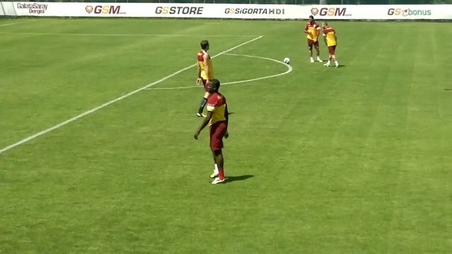 Eboue'den Harika Şow !! Florya Metin Oktay Tesisleri Galatasaray смотреть онлайн