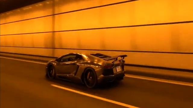 Lamborghini Aventador spitting fire in tunnel смотреть онлайн
