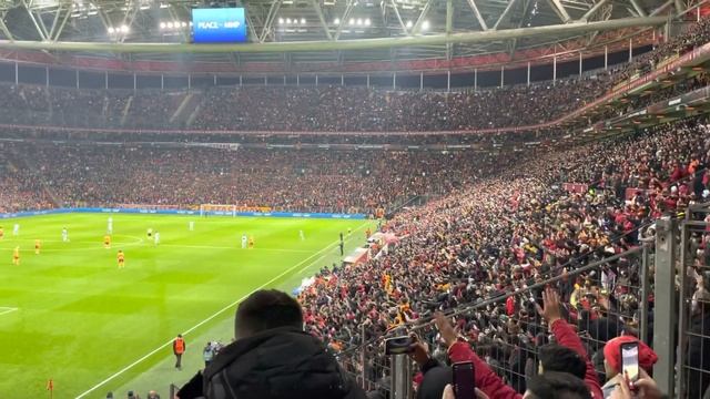 Barcelona maç başı efsane üçlü! (Tribün çekim) смотреть онлайн