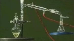 Органическая химия. Модель нефтеперегонной установки. Иллюстрация фракционного состава бензина