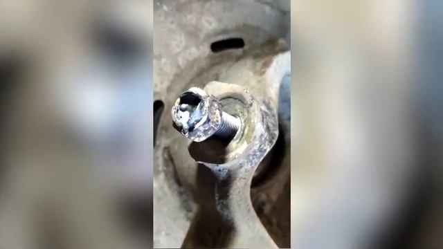 BMW F10 меняем сальники заднего редуктора, кардан, удаляем обломанный в кулаке болт крепления рычага смотреть онлайн