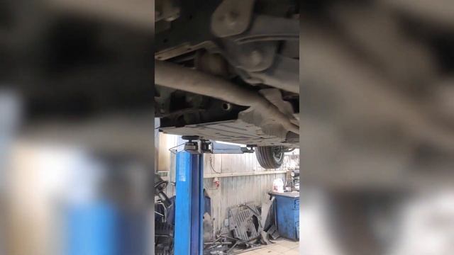 Устраняем последствия замены сальника заднего редуктора на БМВ Х3 F25 предыдущими мастерами смотреть онлайн