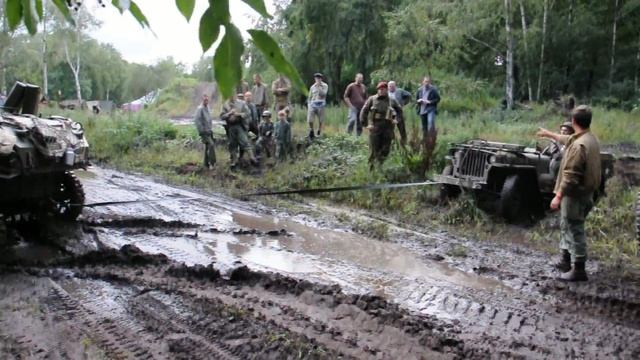 Stuart tank rescues a Jeep in the mud смотреть онлайн