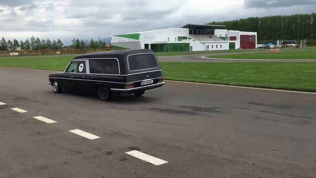Funeral Mercedes W114 on Track смотреть онлайн