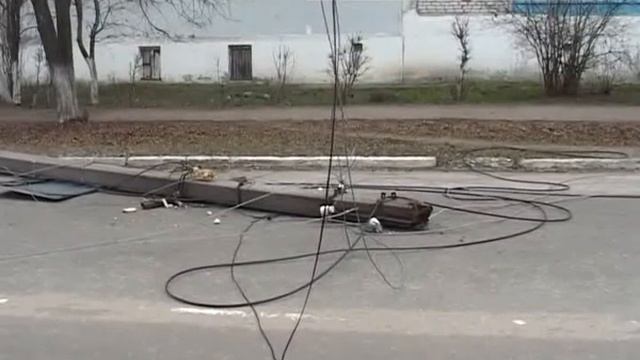 Столбопад в Новозыбкове — в результате ДТП завалило две электроопоры смотреть онлайн