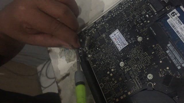 Cara membuka Top System LCD MacBook Pro 13inch 2011 смотреть онлайн
