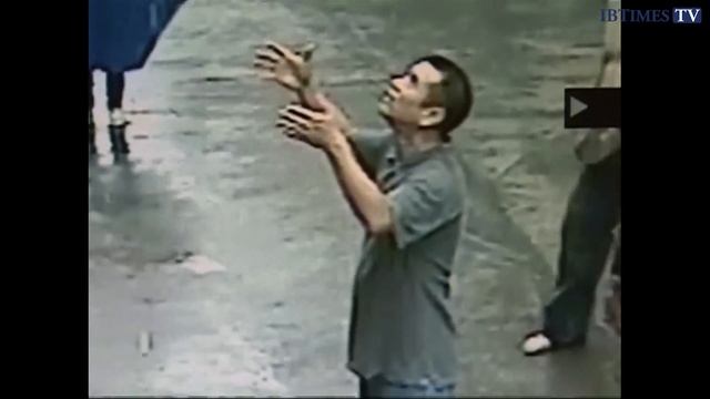 Man Catches Baby Who Fell Out of Window смотреть онлайн