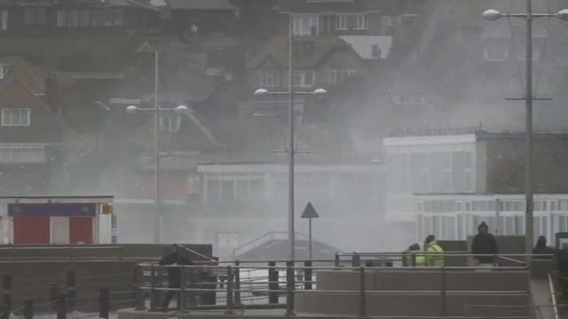 4 METER WAVES HIT WEST BAY DORSET. смотреть онлайн
