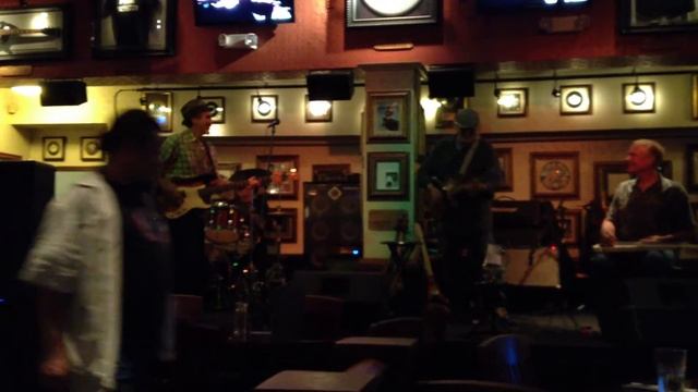 One Way Out House Shakers, Hardrock Cafe, Lahina.MOV смотреть онлайн