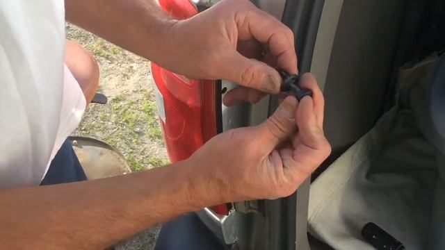 Tail Light Replacement On 02 Chrysler Voyager смотреть онлайн