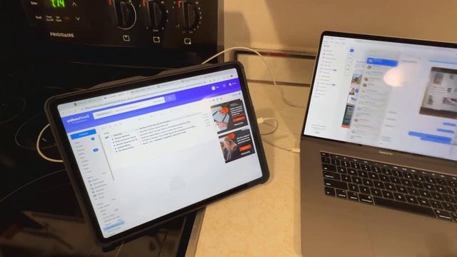 Testing MacBook Pro with iPad Pro as second monitor with Sidecar смотреть онлайн