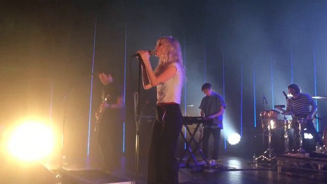Paramore performing Fleetwood Mac's Everywhere смотреть онлайн