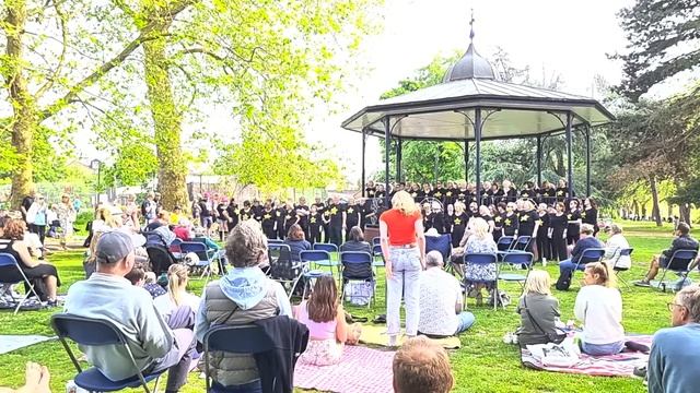 Elliot James's South West London Rock Choir at Canbury Gardens Bandstand, 28-May-23: SUAD and DSMN смотреть онлайн