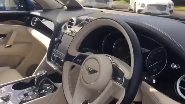 Bentley Bentayga 6.0 W12 5dr Auto finished in Marlin смотреть онлайн