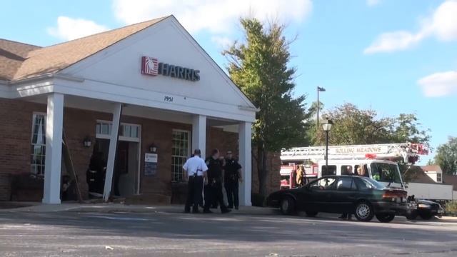 SUV Crashes Into Harris Bank in Rolling Meadows смотреть онлайн