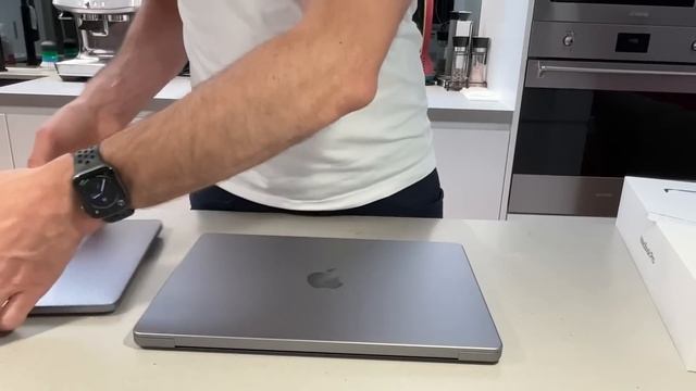 NEW 2021 Apple MacBook Pro 14” - Unboxing and Comparison смотреть онлайн