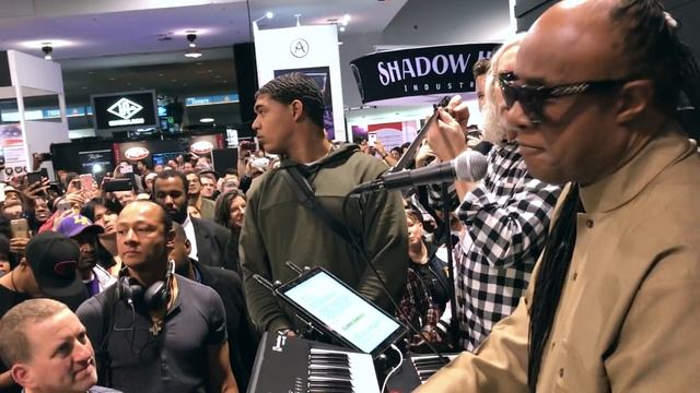 STEVIE WONDER plays KEYSCAPE!! смотреть онлайн