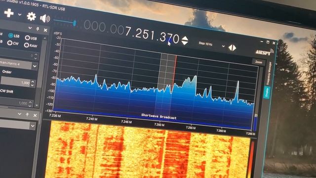 RTL SDR dongle using SDR# monitoring 40 meters. смотреть онлайн