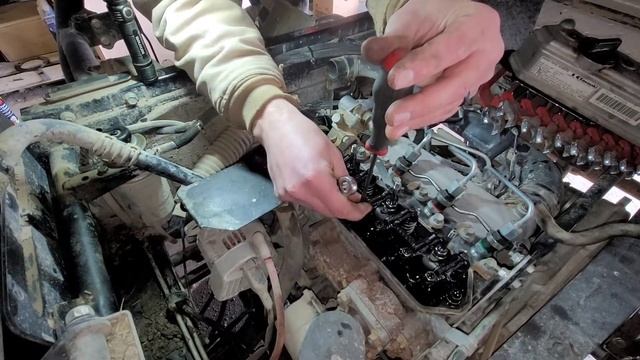 Kawasaki Mule 4010 valve inspection/adjustment (Daihatsu DM950G diesel) смотреть онлайн