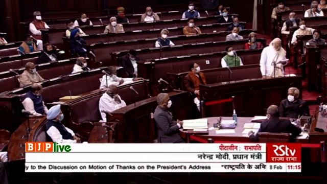 PM Modi read a quote from Manmohan Singh in which Singh talks about giving a free market to farmers смотреть онлайн
