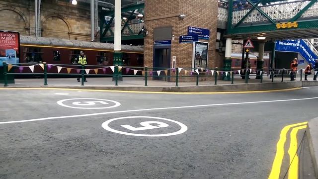Her Majesty Queen Elizabeth II enters Waverley Station to open the Borders Railway 9 September 2015 смотреть онлайн