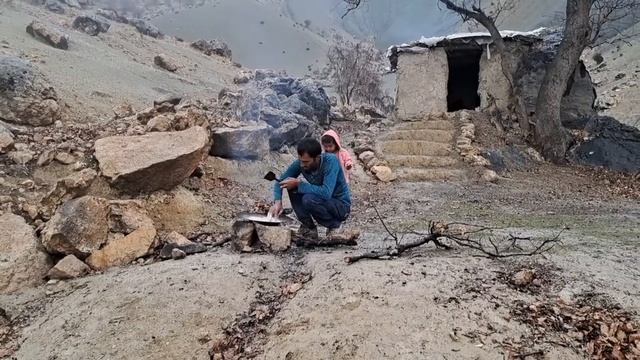 And in the cold winter, it is very difficult for Masoud to weigh her child in the desert. смотреть онлайн