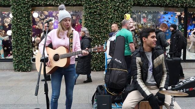 An Amazing Performance of Fleetwood Mac's "Dreams" as Zoe Clarke is Joined by new Busker Marcos. смотреть онлайн