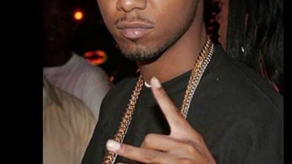 Beamer Benz or Bentley - Lloyd Banks ft. Juelz Santana (CDQ)