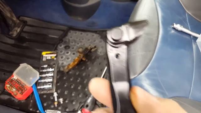 2004 MINI Cooper S (R53): Replacing the door brake (check strap, door stop) смотреть онлайн