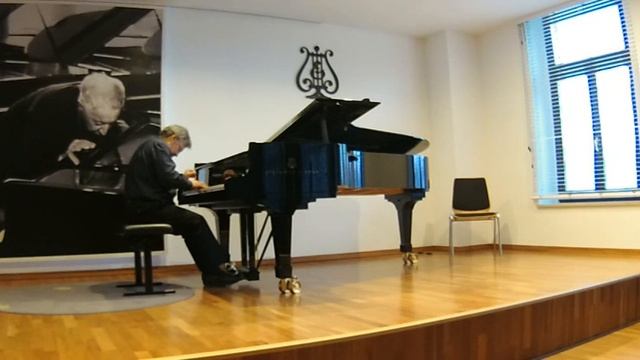 Vladimir Genin plays Rachmaninov Moment Musical B minor op 16 No 3 смотреть онлайн