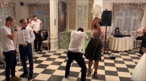 Танцевальный батл на свадьбе. Девушка выясняют отношение в Армреслинге.