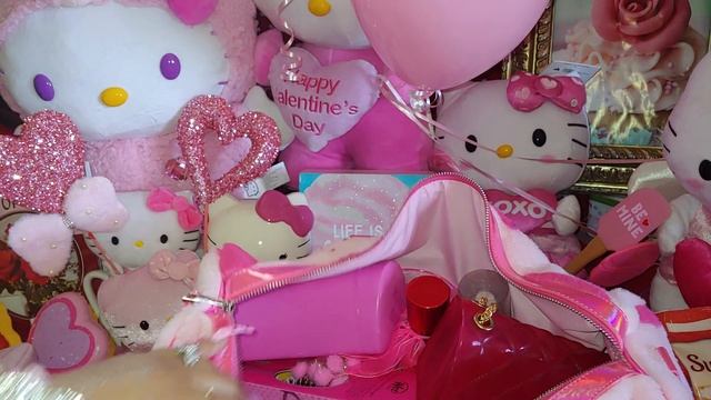 WHAT'S IN MY VALENTINE'S TRAVEL BAG? PINK & GIRLY 2022🍭🍥🌸✨ смотреть онлайн