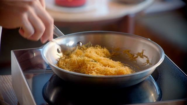 This mac and cheese recipe is both art and a meal | Hilton | Off the Menu смотреть онлайн